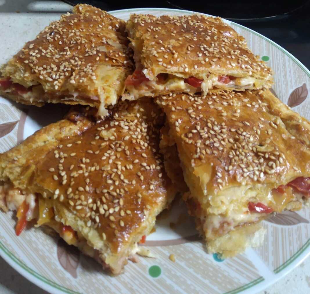 Πίτσα σκεπαστή με σφολιάτα