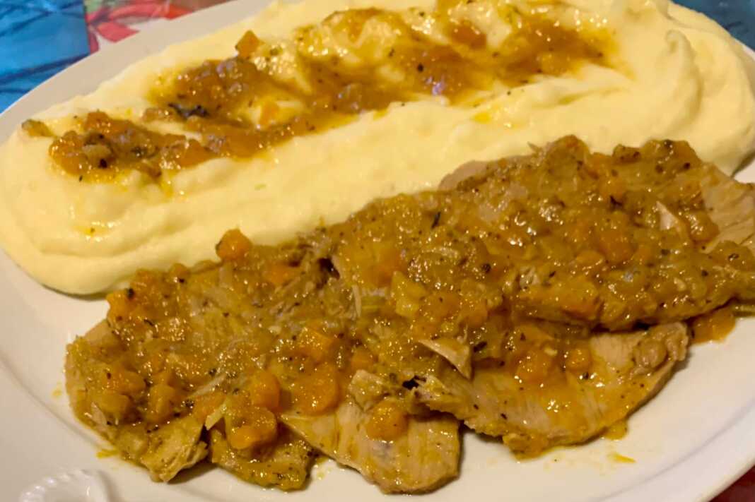 psitoMopsxariPatata Ζουμερό Ψητό Μοσχάρι Κατσαρόλας κομμένο σε φέτες, σερβιρισμένο με πλούσια σάλτσα και πουρέ πατάτας.