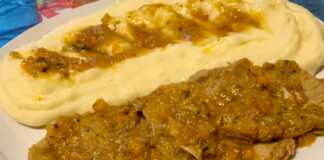 Ζουμερό Ψητό Μοσχάρι Κατσαρόλας κομμένο σε φέτες, σερβιρισμένο με πλούσια σάλτσα και πουρέ πατάτας.