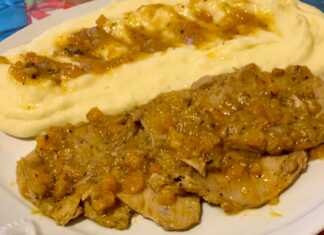 Ζουμερό Ψητό Μοσχάρι Κατσαρόλας κομμένο σε φέτες, σερβιρισμένο με πλούσια σάλτσα και πουρέ πατάτας.