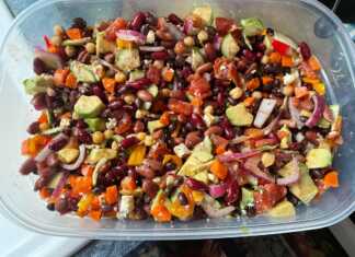 Μια πλούσια σαλάτα με μαυρομάτικα, κόκκινα και λευκά φασόλια, ρεβύθια, κύβους αβοκάντο και τριμμένη φέτα σε ένα μεγάλο μπολ.