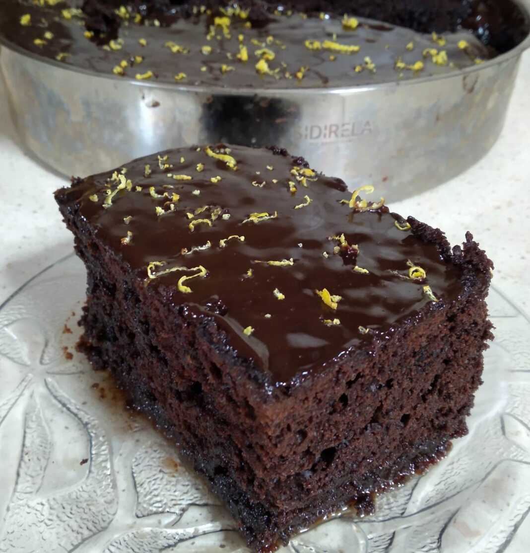 Τέλειο κέικ σοκολάτας σιροπιασμένο με γλάσο, κομμένο σε τετράγωνα κομμάτια.