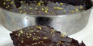 Τέλειο κέικ σοκολάτας σιροπιασμένο με γλάσο, κομμένο σε τετράγωνα κομμάτια.