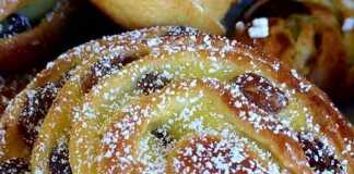 Στριφταρια με κρεμα και σταφιδες