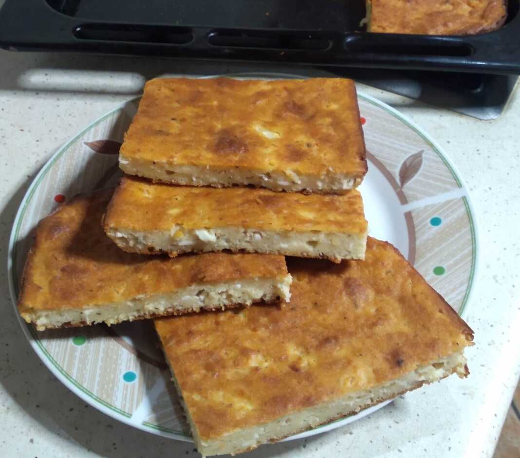 tiropitaGiaourti Αφράτη Τυρόπιτα με Γιαούρτι χωρίς Φύλλο, μόλις βγήκε από τον φούρνο.