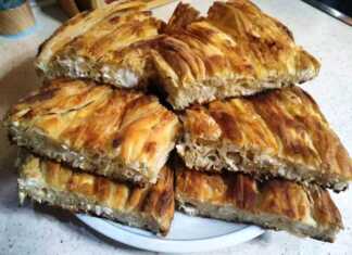 Τυρόπιτα στριφτή με χειροποίητο φύλλο ψημένηέτοιμη για σερβίρισμα.