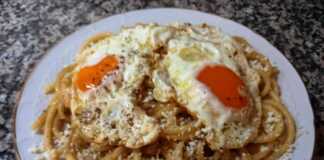 Πιάτο με Τσουχτή Μακαρονάδα, με τριμμένη μυζήθρα και ένα μελάτο αυγό μάτι στην κορυφή.