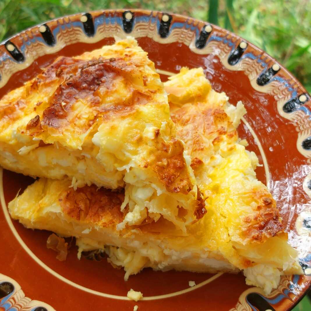 tyropita1 Μια μεγάλη φέτα από αφράτη τυρόπιτα σουφλέ σε ένα πιάτο