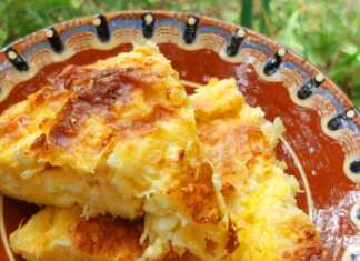 Μια μεγάλη φέτα από αφράτη τυρόπιτα σουφλέ σε ένα πιάτο