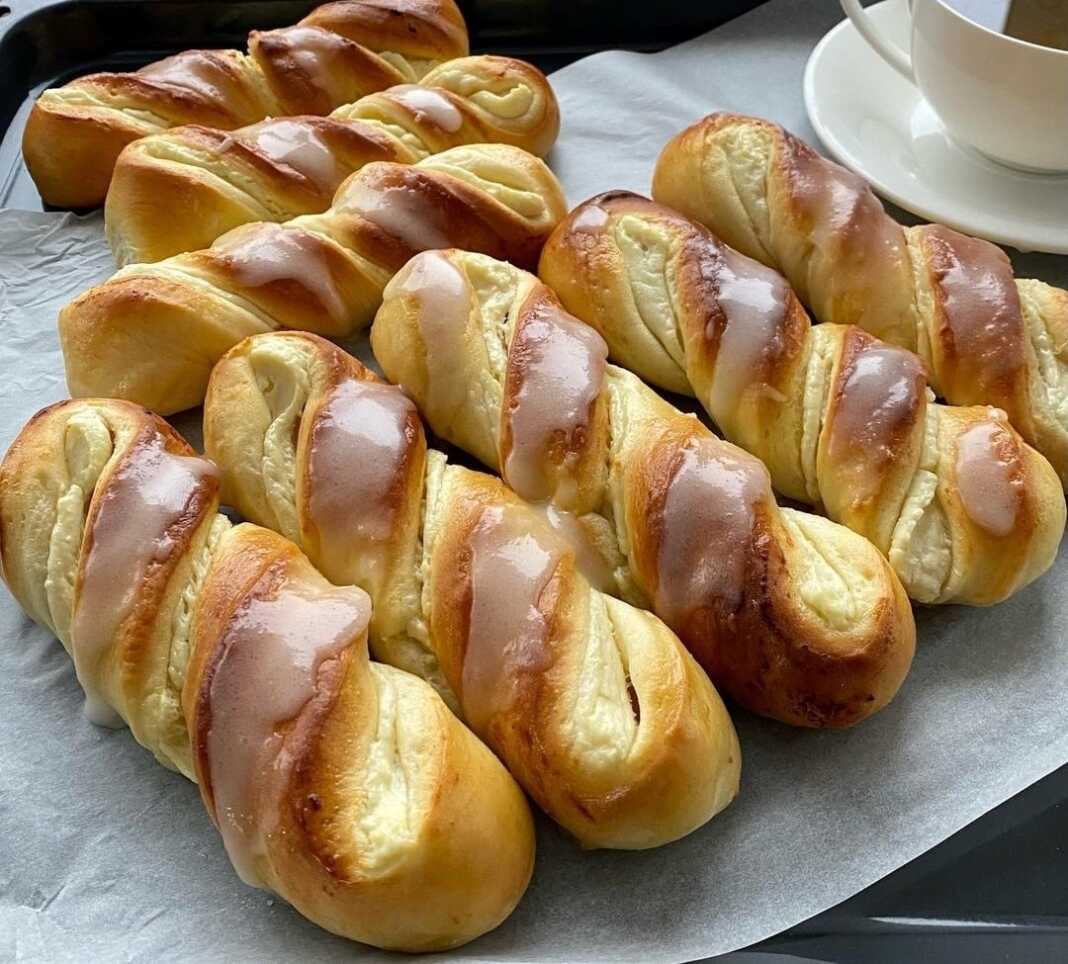 Zουμερά ψωμάκια με ανθότυρο και γλάσο