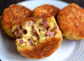 Ένα πιάτο με μικρά, χρυσαφένια τηγανητά κεφτεδάκια.