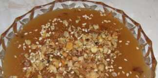 Μια μερίδα μουσταλευριάς σε μπολ, πασπαλισμένη με καρύδια, σουσάμι και κανέλα