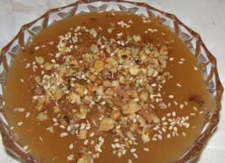 Μια μερίδα μουσταλευριάς σε μπολ, πασπαλισμένη με καρύδια, σουσάμι και κανέλα