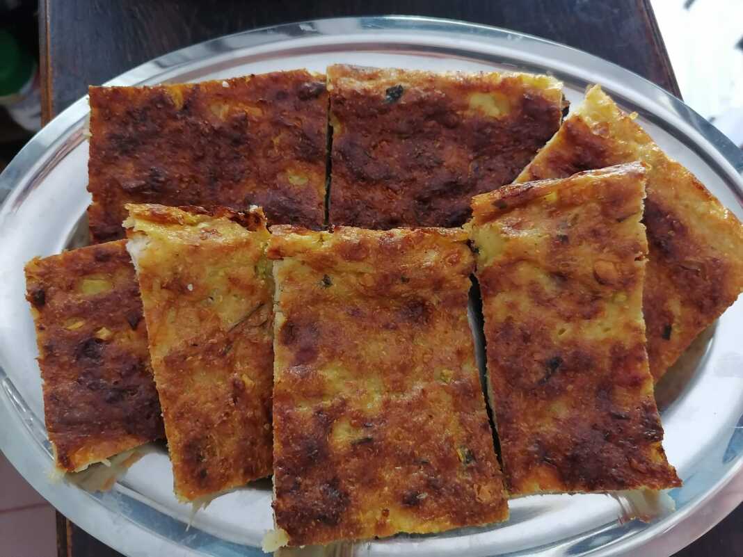 Πεντανόστιμη μπατζίνα με μαγιά κολοκυθάκια γιαούρτι και φέτα.