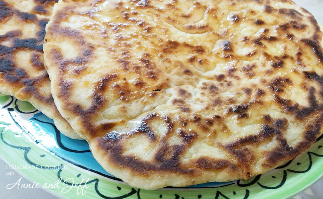 Pites Έτοιμες **Πίτες Σόδας με Τυρί** στο τηγάνι, χρυσαφένιες και αφράτες