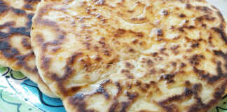Έτοιμες **Πίτες Σόδας με Τυρί** στο τηγάνι, χρυσαφένιες και αφράτες
