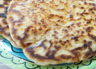 Έτοιμες **Πίτες Σόδας με Τυρί** στο τηγάνι, χρυσαφένιες και αφράτες