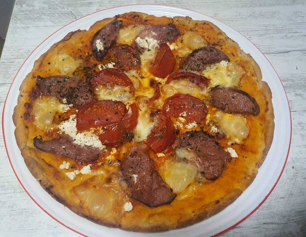 Αφράτη Πίτσα του Βοσκού με Γιαούρτι με σαλάμι, ντομάτα και βασιλικό.