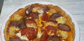 Αφράτη Πίτσα του Βοσκού με Γιαούρτι με σαλάμι, ντομάτα και βασιλικό.