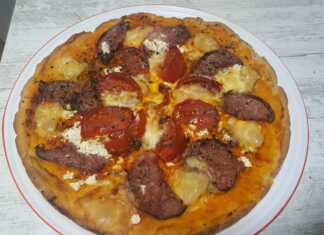 Αφράτη Πίτσα του Βοσκού με Γιαούρτι με σαλάμι, ντομάτα και βασιλικό.