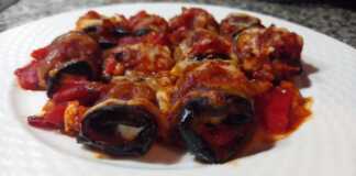 Ρολάκια μελιτζάνας γεμιστά με τυριά σε κόκκινη σάλτσα, ψημένα στο φούρνο.