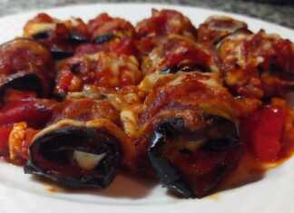 Ρολάκια μελιτζάνας γεμιστά με τυριά σε κόκκινη σάλτσα, ψημένα στο φούρνο.