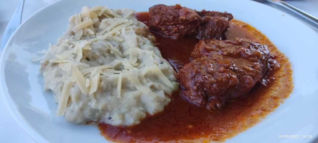 XiounkarMosxari Πιάτο Χουνκιάρ Μπεγιεντί με κοκκινιστό μοσχάρι πάνω σε κρεμώδη πουρέ μελιτζάνας.