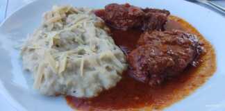 Πιάτο Χουνκιάρ Μπεγιεντί με κοκκινιστό μοσχάρι πάνω σε κρεμώδη πουρέ μελιτζάνας.