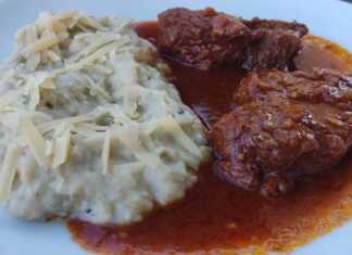 Πιάτο Χουνκιάρ Μπεγιεντί με κοκκινιστό μοσχάρι πάνω σε κρεμώδη πουρέ μελιτζάνας.