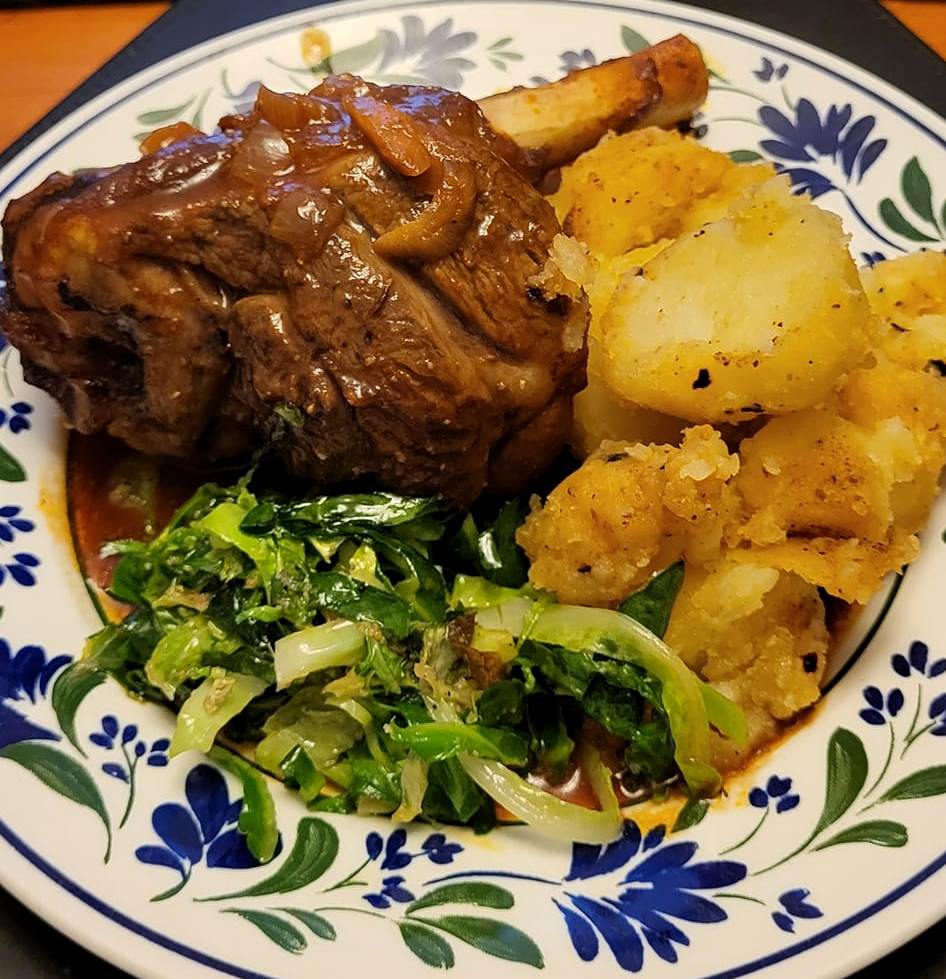 Κότσι αρνιού με σάλτσα λιαστής ντομάτας