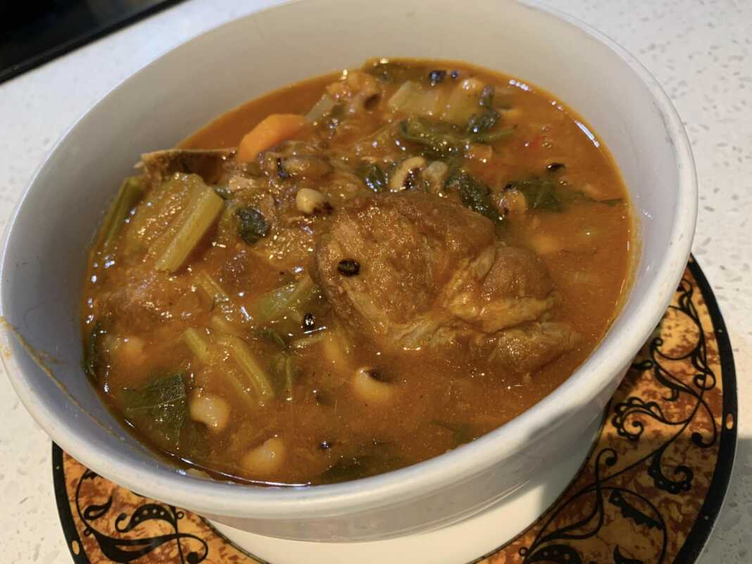 Χοιρινό με φασολάκια μαυρομάτικα και λαχανικά