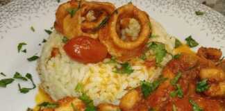 Φρέσκα Καλαμαριά με σάλτσα ντομάτας και ρυζακι