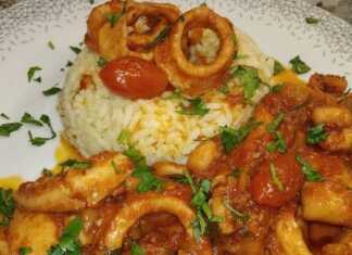 Φρέσκα Καλαμαριά με σάλτσα ντομάτας και ρυζακι