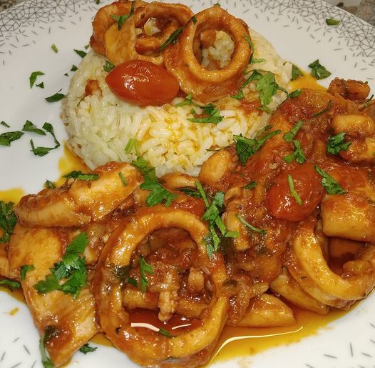 kalamarakiaRizi Φρέσκα Καλαμαριά με σάλτσα ντομάτας και ρυζακι