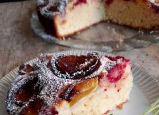 Κέικ «ανάμεικτο» με δαμάσκηνα, ροδάκινα και βατόμουρα.