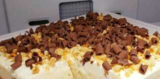 Κέικ μήλου, κρέμα βανίλιας και σαντιγί με κομμάτια σοκολάτας και ψημένα αμύγδαλα...