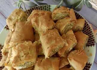 Μια χρυσαφένια κολοκυθόπιτα με χωριάτικο φύλλο κομμένη σε κομμάτια μέσα στο ταψί της