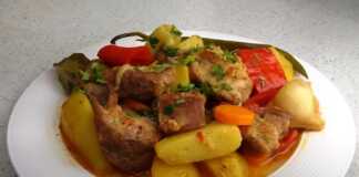 Μαγειρεμένο κρέας στο τηγάνι με λαχανικά