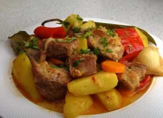 Μαγειρεμένο κρέας στο τηγάνι με λαχανικά