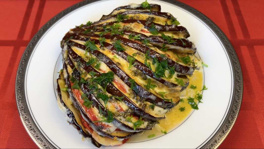 melitzanaGemisti Ψητή μελιτζάνα γεμιστή με ντομάτα και τυρί