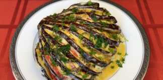 Ψητή μελιτζάνα γεμιστή με ντομάτα και τυρί