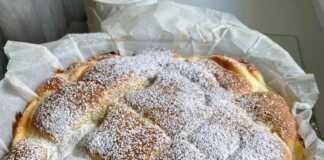 Εμα ταψί από ζουμερή πίτα με μήλο και τυρί, με ορατή τη γέμιση και το πλέγμα από τυρί στην επιφάνεια.