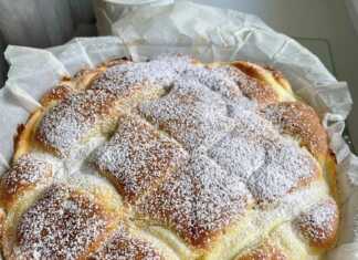 Εμα ταψί από ζουμερή πίτα με μήλο και τυρί, με ορατή τη γέμιση και το πλέγμα από τυρί στην επιφάνεια.