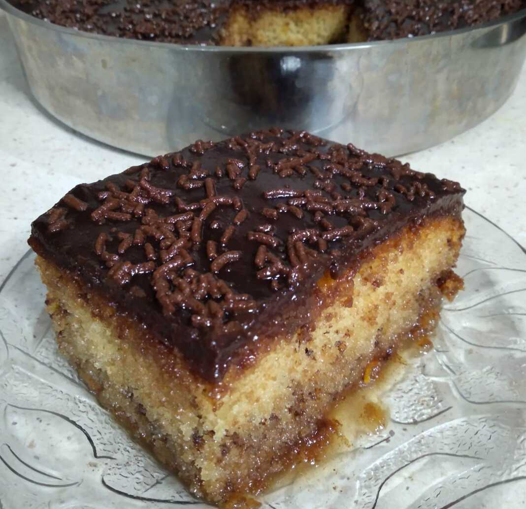 Αφράτο τρουφάτο κέικ με πλούσιο γλάσο σοκολάτας και άφθονη τρούφα από πάνω.