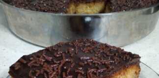 Αφράτο τρουφάτο κέικ με πλούσιο γλάσο σοκολάτας και άφθονη τρούφα από πάνω.