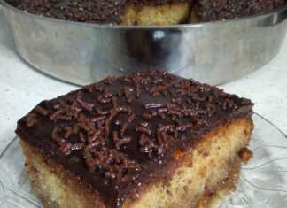 Αφράτο τρουφάτο κέικ με πλούσιο γλάσο σοκολάτας και άφθονη τρούφα από πάνω.