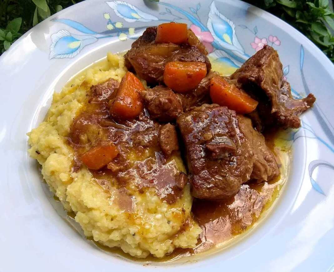 Μοσχαράκι με καρότα και πουρε πατάτας