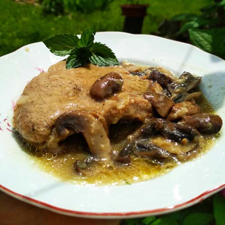 mosxariSaltsaKrasiou Μοσχαράκι με σάλτσα κρασιού και μανιτάρια!