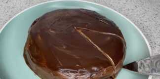 Τούρτα μους σοκολάτας με τρεις στρώσεις βάση από παντεσπάνι πλούσια σαντιγί κακάο και γυαλιστερή επικάλυψη λιωμένης μαύρης σοκολάτας