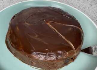 Τούρτα μους σοκολάτας με τρεις στρώσεις βάση από παντεσπάνι πλούσια σαντιγί κακάο και γυαλιστερή επικάλυψη λιωμένης μαύρης σοκολάτας